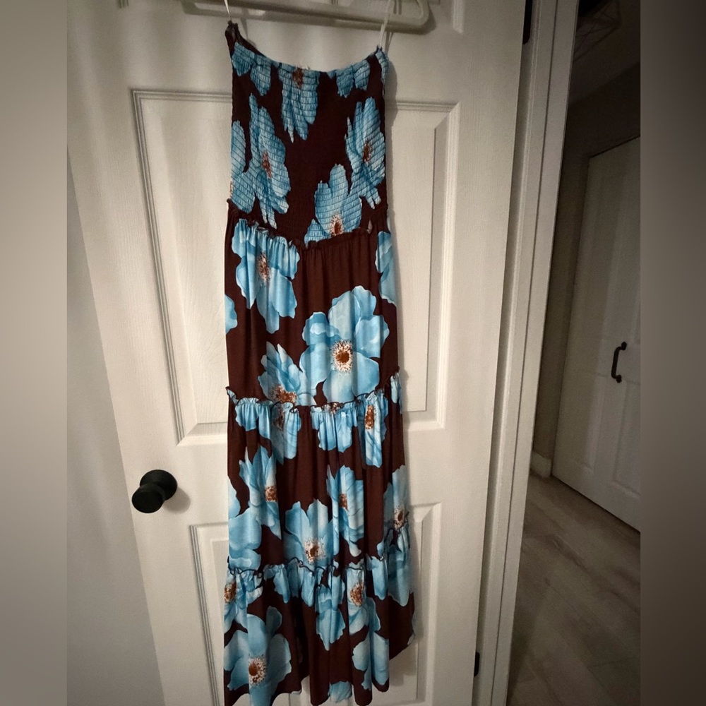 Gorgeous maxi strapless dress! Size XS but can fit a medium! NEW! Never used!